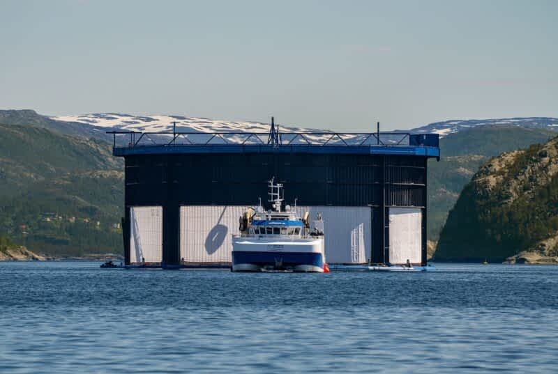 Aquatraz rømningssikkert oppdrettsanlegg med dype luseskjørt beskytter mot lakselus